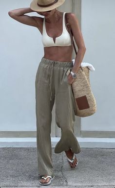 Flordia Outfits Ideas, Mykonos Outfit Summer Night, European Beach Outfit, Summer Sea Outfits, Ibiza Style Outfit, Beachwear Aesthetic, Casual Beach Outfit, Poolside Outfit, Hannah Rose