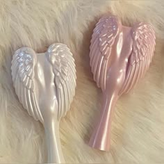 credits: @humbuggs on instagram !! Tangle Angel Brush Aesthetic, Tangle Angel Brush, Angel Hairbrush, Hair Brush Aesthetic, Angel Hair Brush, Angel Brush, Pink Angel Aesthetic, Angel Wings Hair, Straight Wavy Hair