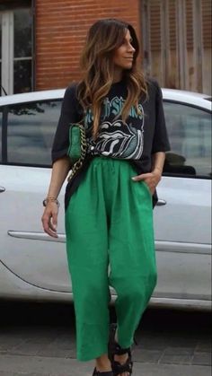 Utility Chic Fashion, Neon Fall Outfits, Fun Outfit Ideas For Women, Run The World Tv Show Outfits, Lime Green Winter Outfit, Street Style Hot Weather, Edgy Colourful Outfits, Comfy Outfits Colorful, Casual Creative Outfits