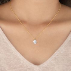 Este colgante de diamante ovalado solitario presenta un hermoso diamante en un engaste de canasta para permitir la mayor superficie posible. Esta pieza es perfecta para cualquier ocasión añadiendo una sutil elegancia a tu look. Luxury Yellow Gold Moissanite Solitaire Necklace, Luxury Oval Pendant Necklace, Luxury Modern Oval Pendant Jewelry, Luxury Oval Jewelry With Delicate Chain, Luxury Modern Jewelry With Oval Pendant, Luxury Oval Pendant Cable Chain Jewelry, Elegant Solitaire Necklace With Diamond Accents, Elegant Solitaire Oval Pendant Necklace With Diamond Cut, Elegant Solitaire Necklace With Oval Diamond Cut Pendant