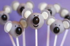 there are many cake pops with bears on them