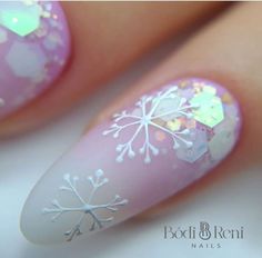 Elevate your winter style with these chic and trendy snowflake nails that will give you the perfect K-beauty look. 2023 Christmas Nail Designs, Snow Nail Art Snowflakes, Icy Nail Designs, Snow Inspired Nails, Snowflake Nail Art Tutorial, Nails Step By Step Design, Sugar Plum Nails, X Mas Nails Design, Sugarplum Nails