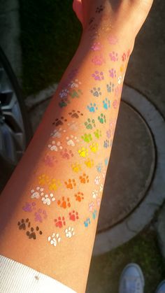 I'm a straight ally. Arm Face Paint Ideas, Leg Painting Body Art, Body Art Paint Ideas, Banana Language, Nana Aesthetic, Festival Face Paint, Arm Painting