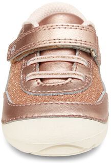 This season, metallics and florals are in. The Jazzy is a trendy-looking sneak made with rookie walkers in mind. That’s why there are rounded edges to help her recover more easily when she starts to wobble. And memory foam to keep her comfy all day. Rose Gold Sneakers, Comfort Color, Toddler Shoes, Walkers, Beautiful Shoes, Top Shoes, Sandal Espadrille, Kids Shoes, Memory Foam