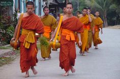 Picture of Laos Buddhist Monks (Laos): Monks collecting food in Luang Prabang Buddhist Outfit, Buddhist Fashion, Monk Outfit, Monk Clothing, Monk Robes, Buddhist Monk Robes, Buddhist Clothing, Nomad Clothing