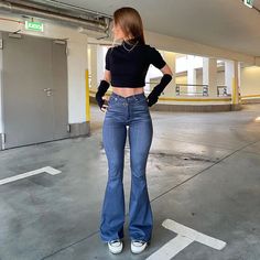 Boyfriend Outfit, Tattoo Girls, Streetwear Fits, Fall Jeans, Jean Vintage, Vintage Flare, Aesthetic Things, Flared Pants, Streetwear Y2k