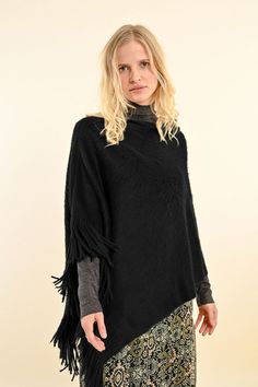 Upgrade your wardrobe with our Fringe Poncho in classic black. Made with soft material, this poncho is both comfortable and stylish. The fringe detail adds a touch of texture, making it the perfect addition to any outfit. Elevate your look and stay cozy with our Fringe Poncho - Black. Short Poncho, Fringed Poncho, Short Fringe, Estilo Chic, Poncho Sweater, Shrug Sweater, Cowl Neck Sweater, Sweater And Shorts, Cardigan Jacket