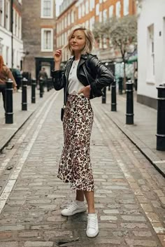 Midi Rok Outfit, Leopard Midi Skirt Outfit, Leopard Skirt Outfit, Rok Midi, Satin Skirt Outfit, Rok Outfit, Comfy Skirt, Midi Skirt Outfit, Rock Outfit