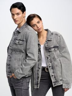 KURTKA UNISEX JEANS CHARLIE 899 jest nie tylko wygodna, ale i bardzo oryginalna! Fantastyczna katana zapinana na guziki rewelacyjnie komponuje się z każdymi spodniami. Jeansowa kurtka, dopasowana do każdej sylwetki, świetnie podkreśla wszystkie jej atuty. Szara katana została uszyta z denimu najwyższej jakości. Posiada pojemne kieszenie, w tym także zapinane na guziki. Casual Denim Blue Outerwear With Five Pockets, Fitted Casual Rigid Denim Jacket, Fitted Casual Denim Jacket In Rigid Denim, Gray Casual Denim Jacket, Spring Casual Denim Jacket With Five Pockets, Casual Gray Denim Jacket, Urban Gray Jeans For Winter, Casual Gray Jeans For Winter, Casual Gray Winter Jeans