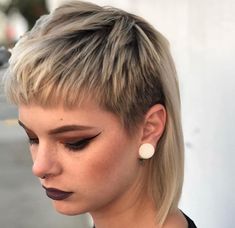 Female Mohawk Shaved Sides, Crazy Hair Cuts, Chic Short Hair, Super Short Hair, Hair Help, Haircut And Color, Happy Hair, Mullet Hairstyle, Haircuts For Fine Hair