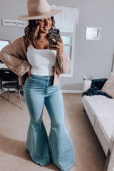 Flare Jeans And Hat Outfit, Cropped Cardigan Outfit Summer, Outfits With Wide Brim Hats, Petite Bell Bottom Jeans, How To Wear Cropped Cardigan, Outfits With Brim Hats, Western Outfits Women With Hat, Southern Hippie Aesthetic, Outfit With Bell Bottom Jeans