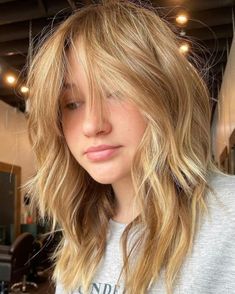 Long Bob Shaggy Layers, Medium Shag Haircuts With Curtain Bangs, Wavy Hair Choppy Layers, Medium Shag With Curtain Bangs Straight Hair, 90s Shag Haircut, Shag With Curtain Bangs, 70s Shag, Goldie Locks, Balayage Ideas