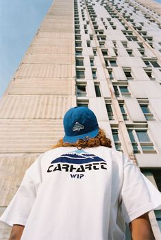 Carhartt WIP is once again showing off its workwear heritage for FW18, remastering iconic pieces to give them new life. Streetwear Photoshoot, Carhartt T Shirt, T Shirt For Boys, Carhartt Work In Progress, Mountain Print, Streetwear Sneakers, Snow Mountain