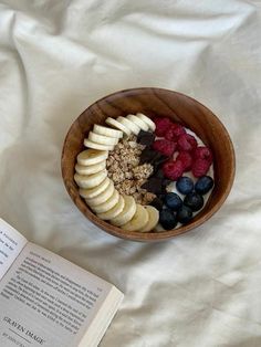 Yoghurt Bowl, Nutrition And Mental Health, Plats Healthy, Yogurt Breakfast, Healthy Yogurt, Yogurt And Granola, Healthy Lifestyle Food, Cooking Recipe