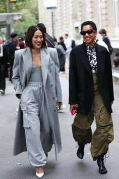 Paris Street Style Spring, Looks Jeans, Style Casual Chic, High Street Fashion, Looks Street Style, Paris Street Style, Spring Street Style, Paris Street