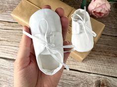 ♥ ESTIMATED DELIVERY TIME (standard or express) AND DELIVERY COSTS ARE CALCULATED AT CHECKOUT. PLEASE READ ITEM DESCRIPTION BEFORE PURCHASING Plain and elegant unisex baby shoes, made from pure white OR ivory satin. Cotton/fleece lining, soft sole. Perfect finish for baby boy christening outfit. MADE TO ORDER. ♥ PERSONALISED BOTTOMS (add-on): https://www.etsy.com/listing/1120148985/personalisation-add-on-add-name-or-date?click_key=2967c21ad47c97f4d1183484e7a1c1830f79f4d7%3A1120148985&click_sum=f White Booties For Baptism, White Closed Toe Booties For Baptism, Boys White Shoes, Christening Shoes, Baby Boy Baptism, Christening Outfit, Satin Shoes, Boy Baptism, Shoes Wedding