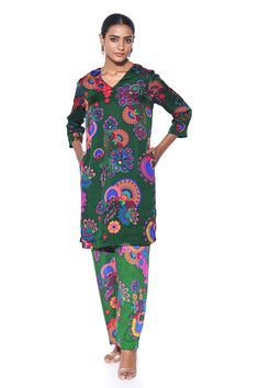 Bottle green paisley pattern kurta with side slits. Paired with a matching bottle green pant. - Aza Fashions Green Tunic, A Line Kurta, Green Paisley, Straight Kurta, Embroidery Designs Fashion, Embroidered Neckline, Satin Color, Green Pants, Bottle Green