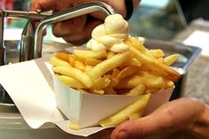 The real Belgian "frenched" fries: Fry first on 160°C during 4-8 minuten. Cool down during 30 minutes. Fry then again on 190°C during 3 minutes Fish And Chip Shop, Fruit Stands, Fine Food, Food Trucks, Summer Picnic, French Fries