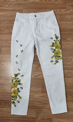 Bumble Bee White Summer Jeans Sz 8 Yellow Flower and Bumble Bee Patches. Painting On Jeans, Daisy Patches, Painted Jeans, Summer Jeans, Flower Patch, Cute Jeans, Womens Jeans, Yellow Flower, White Summer