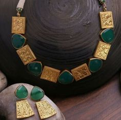 Emerald Gold Necklace, Emerald Jewellery, Gold Necklace Indian Bridal Jewelry, Antique Jewelry Indian, Antique Gold Jewelry, Gold Jewellery Design Necklaces, Art Deco Necklace