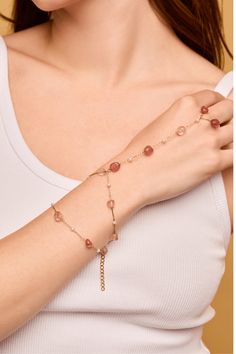 Stone hand chain bracelet Content + Care Do not get wet Avoid contact with lotions and fragrances Natural stone, stainless steel Summer Jewelry Trends, Vacation Jewelry, Hand Chain Bracelet, Ring Bag, Metal Belt, Silver Chain Bracelet, Hand Chain, Cord Necklace, Summer Accessories