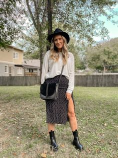 Lug Boots With Skirt, Skirts With Chelsea Boots, Black Lug Sole Boots Outfit, Black Lug Boots Outfit, Chelsea Boots And Dress, Dress With Chelsea Boots, Lug Boots Outfit, Black Lug Boots, Black Ankle Boots Outfit