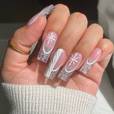 Clear Snowflake Nails, Cute Christmas Nail Ideas, Acrylic Winter Nails, Summer Lipstick Colors, Winter Nails Ideas, Festive Nail Designs, Xmas Nail Art, Trendy Nail Designs, Glitter Accent Nails