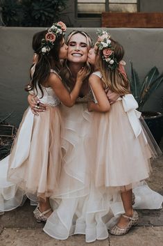 Stunning Wedding Photos, Wedding Portrait Poses, Wedding Picture Poses, Party Pictures, Sunset Wedding, Wedding Photos Poses, Bridal Hairstyles, Wedding Flower Girl, Wedding Photography Poses