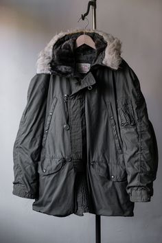 Vintage 1979s US Military Extreme Cold Weather N-3B Parka Jacke Scovill SIZE M Pit to pit：65cm Length：84cm Sleeve：84cm Welcome to our online store https://bansecondhandgoods.com/ Worldwide Shipping The official website provides credit card services,  please contact us via private message if necessary. Find us IG :  ban_secondhand_goods Thank you for checking us out :) Parka Men, Vintage Khaki Outerwear For Winter, Vintage Khaki Outerwear For Cold Weather, Vintage Outerwear With Flap Pockets For Winter, Vintage Khaki Utility Jacket For Winter, Retro Winter Outerwear With Flap Pockets, Combat Parka With Flap Pockets For Winter, Military Style Winter Outerwear With Functional Pockets, Winter Fashion Men