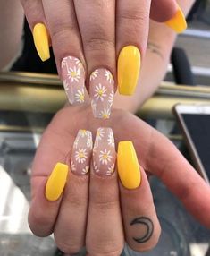 50 beliebtesten AcrylnagelDesigns die Sie ausprobieren müssen nails Acrylic Nails Yellow, Yellow Nail Art, Yellow Nails Design, Sunflower Nails, Nails Yellow, Daisy Nails, Spring Nail Art, Summer Acrylic Nails, Acrylic Nail Art