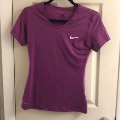 New With Tags! Great Work Out Shirt. Has Small Holes On The Back To Keep You Cool While Working Out. Dry Fit Tshirts, Sport Tshirts, Silly Shirt, Glamorous Outfits, Tops Nike, Nike Fit, Nike Shirt, Future Outfit, Swim Shirts