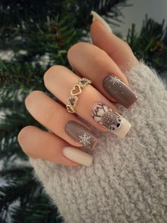 Nails Brown Christmas, Brown Nails With Snowflakes, Brown Winter Nail Designs, Brown Christmas Nails Art Designs, Nails Christmas Snowflake, Christmas Brown Nails, Fair Isle Nails, Christmas Nails Beige, Nail Trends 2024 Winter