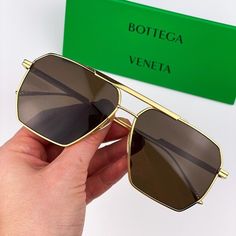 Bottega Veneta Bv1012s 003 Sunglasses Gold Brown Pilot Unisex Brand - Bottega Veneta Model - Bv1012s Color Code - 003 Frame Color - Gold Lens Color - Brown Lens Material - Nylon Frame Shape - Pilot Frame Style - Full-Rim Frame Material - Metal Size - 60/13/145 Gender - Unisex (Men / Women) 100% Uv Protection Category 3 Authentic! Full Retail Package With All Accessories. Made In Italy Black Wayfarer Sunglasses, Brown Glasses, Crystal Sunglasses, Yellow Sunglasses, Black Aviator Sunglasses, Black Cat Eye Sunglasses, Cat Eye Sunglasses Women, Brown Lens, Black Cat Eyes