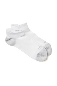 The Men’s Performance Tab Sock stays comfortable and odor-free, with silver ion threads, and a compressive fit for athletic performance. Silver ion yarn for odor protection Engineered performance compression White Dove, White Doves, Yoga Shop, Athletic Performance, Dove Grey, Back Women, Shopper Tote, The Men, Alo Yoga