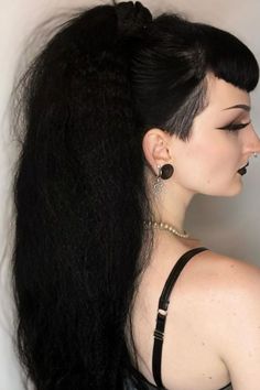 Hair Styles Goth, Goth Hair Ideas, Long Hair With Shaved Sides, Goth Haircut, Hair With Shaved Sides, Long Hair Shaved Sides, Bettie Bangs, Maquillage Goth, Betty Bangs