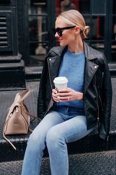 Blue Jumper Outfit, Blue Sweater Outfit, Celebrities Leather Jacket, Winter Sweater Outfits, Knit Sweater Outfit, Jumper Outfit, Elegant Sweater, Fashion Jackson, Leather Jacket Outfits