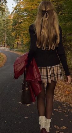 Fashion Major Outfits, Plaid Skirt Outfit Aesthetic, Literature Major, Red Vampire, Estilo Blair Waldorf, Fall Aesthetic Outfit, Mode Editorials, Autumn Fits