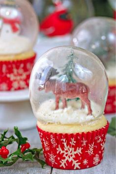 Want to make your own, super festive, Christmas cupcakes this year!? These creative dessert recipes will give you the inspiration you need to bake your own this holiday season! Globe Cupcakes, Easy Snow Globes, Snow Globe Cupcakes, Gelatin Bubbles, Christmas Snow Globes Diy, Globe Cake, Edible Holiday Gifts, Mousse Au Chocolat Torte