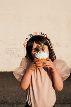 Classy Birthday Photoshoot, Classy Birthday Photoshoot Ideas, Classy Birthday, Birthday Photoshoot Ideas, Cake Photoshoot, Cute Birthday Pictures, Party Photoshoot, Cupcake Birthday, Shoot Photography