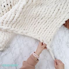 How to Knit a Chunky Blanket for Beginners: No Needles Required! | The DIY Mommy