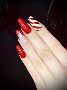 A classic and timeless christmas set️ About our press on nails: 💅 Durable 💅 Made with quality products 💅 Reusable 💅 Flexible at the bottom for at comfortable fit 💅 Application kit included Christmas Nail Ideas, Holiday Nail Designs, Cute Christmas Nails, Holiday Nail, Christmas Nails Acrylic