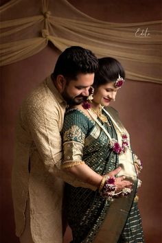 Baby Shower Couple Outfits, Indian Maternity Photos, Couple Maternity Poses, Maternity Gown Photography, Baby Bump Photoshoot, Maternity Photography Family, Indian Baby Showers, Maternity Photography Poses Outdoors