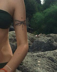 Dragonfly Arm Tattoos For Women, Back Of Forearm Tattoos For Women, Serious Tattoos, Wanna Recreate, Flying Tattoo, Body Decor, Bicep Tattoo