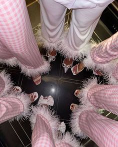 several pairs of pink and white checkered shoes are arranged in the middle of a circle