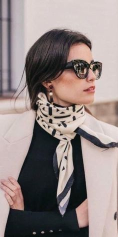 Silk Scarf Outfit, Ways To Wear A Scarf, How To Wear A Scarf, Scarf Outfit, Scarf Women Fashion, Backpacking Gear, Mode Casual, Oversized Scarf, How To Wear Scarves