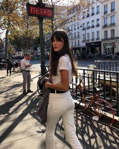 white jeans french style with white tee-shirt Basic White Tank Top, Leia Sfez, Best White Jeans, How To Wear White Jeans, French Capsule Wardrobe, Parisian Chic Style, Jeans Outfit Summer, French Girl Style