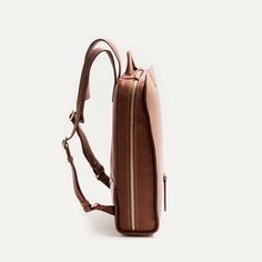 Léger, compact, fonctionnel et raffiné, le sac à dos Chiara va devenir votre allié du quotidien. Fabriqué à partir de cuir pleine fleur de grande qualité, ce sac à dos offre à la fois une durabilité et une esthétique minimaliste. L'alliance du cuir lisse et du cuir grainé crée un contraste subtil qui ajoute une touche de sophistication supplémentaire. Son format compact ne doit pas faire oublier sa fonctionnalité : de nombreux rangements vont ainsi accueillir tous les accessoires de votre quotid Computer Backpack, Daily Essentials, Personalized Accessories, Leather Working, Full Grain Leather, Smooth Leather, Storage Space, Leather Backpack, Cognac