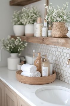 25 Genius Tiny Bathroom Ideas For Your Makeover Bathroom Ideas Clean Look, Simple Earthy Bathroom, Coast Bathroom Ideas, Hawaiian Bathroom Decor Ideas, Cottage Salon Ideas, Genius Bathroom Ideas, Bathtub Staging Ideas, Bathroom Bench Decor, Bathroom Aesthetic Decor