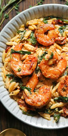 Creamy Shrimp Orzo with Spinach, Sun-Dried Tomatoes, and Artichokes - in a white bowl. Orzo With Spinach, Shrimp And Spinach, Shrimp Dinner, Recipes Bread