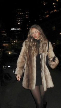 Mode Au Ski, Mode Gossip Girl, Fur Coat Outfit, Nyc Outfits, Maggie Lindemann, Taylor Momsen, Cold Outfits, Looks Street Style, Looks Black